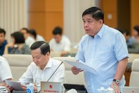 Bộ trưởng Bộ Kế hoạch và Đầu tư Nguyễn Chí Dũng báo cáo tại phiên họp.