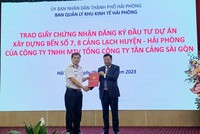 Trao Giấy chứng nhận đăng ký đầu tư cho Dự án đầu tư xây dựng Bến số 7, số 8 Khu bến cảng Lạch Huyện thuộc Cảng biển Hải Phòng. Ảnh: Thanh Sơn
