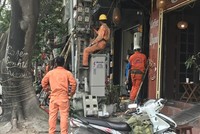 Nhân viên EVNHANOI kiểm tra vận hành thiết bị điện. (Ảnh: PV/Vietnam+)