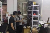 Cảnh sát lục soát căn hộ của nghi phạm tại Đông Quản, tỉnh Quảng Đông ngày 5/5. Ảnh: CNN