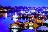 Khi về đêm, làng bè sông Châu Đốc sáng rực như một thành phố nổi lung linh trên sông