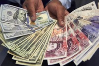 Đồng USD (trái) và đồng bảng Anh (phải). Ảnh: THX/TTXVN