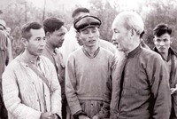 Chủ tịch Hồ Chí Minh nói chuyện với các đồng chí lãnh đạo xã Bình Dương (huyện Vĩnh Tường, tỉnh Vĩnh Phúc) về công tác quy hoạch ruộng đất, ngày 25/1/1961. Ảnh: Tư Liệu