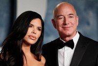 Bà Lauren Sanchez và ông Jeff Bezos. Ảnh: Reuters