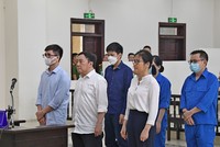 Các bị cáo nghe tuyên án.