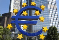 Biểu tượng đồng euro ở phía trước trụ sở Ngân hàng trung ương châu Âu (ECB) tại Frankfurt am Main, Đức. (Ảnh: AFP/TTXVN)