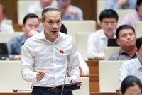 Đại biểu Phan Đức Hiếu, đoàn Thái Bình phát biểu tại Hội trường sáng 24/5