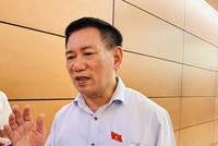 Bộ trưởng Tài chính Hồ Đức Phớc bên hành lang Quốc hội - (Ảnh: NY) .