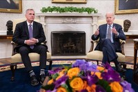 Chủ tịch Hạ viện Mỹ Kevin McCarthy (trái) trong cuộc đàm phán về trần nợ công với Tổng thống Mỹ Joe Biden tại Washington DC., ngày 22/5/2023. Ảnh: AFP/TTXVN