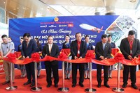 Lãnh đạo tỉnh Quảng Ninh, TP. Cần Thơ và các đơn vị cắt băng khánh thành đường bay Vân Đồn - Cần Thơ. Ảnh: Thu Lê