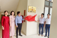 Các đại biểu thực hiện nghi lễ khánh thành Trường Mầm non xã Việt Hòa