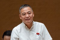 Đại biểu Nguyễn Lân Hiếu tranh luận với Bộ trưởng Huỳnh Thành Đạt. Ảnh: Duy Linh.