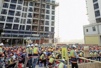 Công nhân làm việc tại công trường dự án Lumiere Boulevard