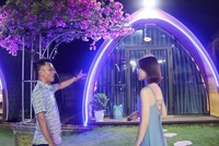 Ông Tô Văn An, chủ Homestay Điền Ngư giới thiệu khu vực nghỉ dưỡng với du khách.