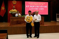 Chủ tịch tỉnh Đắk Lắk, ông Phạm Ngọc Nghị tặng hoa chúc mừng ông Nguyễn Thiên Văn. Ảnh: Thế Hùng