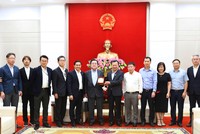 Ông Cao Tường Huy, Quyền Chủ tịch UBND tỉnh Quảng Ninh tặng quà lưu niệm cho ông Yasuo Hagimoto, Chủ tịch Công ty TNHH Tamagawa Seiki.