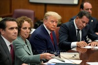 Cựu Tổng thống Mỹ Donald Trump (thứ 3, trái) tại phiên xét xử của tòa án hình sự Manhattan ở New York, Mỹ ngày 4/4. Ảnh: AFP/TTXVN 