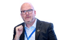 Ông CHRIS HOGG, Phó chủ tịch phụ trách Phát triển bền vững và Truyền thông khu vực châu Á, châu Đại Dương và châu Phi, Tập đoàn Nestlé