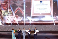 Lãnh đạo 2 tỉnh Ninh Thuận và Bình Thuận đại diện nhận bằng của UNESCO ghi danh Nghệ thuật làm gốm của người Chăm vào Danh sách di sản văn hoá phi vật thể cần bảo vệ khẩn cấp.