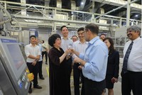 Nhà sáng lập Tập đoàn TH - Anh hùng Lao động Thái Hương đón tiếp Đại sứ Andrew Goledzinowski và phu nhân tại Nghĩa Đàn, Nghệ An 