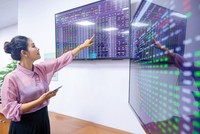 Bên cạnh vốn tín dụng, thị trường chứng khoán là kênh huy động vốn quan trọng của các doanh nghiệp