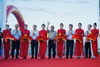 Thủ tướng Phạm Minh Chính và các đại biểu thực hiện nghi thức cắt băng khánh thành 2 Dự án.