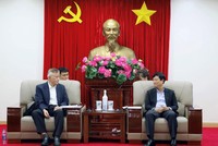 Ông Võ Văn Minh (bên phải) Chủ tịch UBND tỉnh Bình Dương trao đổi với ông Yeh Ming Yuh, Tổng giám đốc Công ty TNHH Polytex Far Eastern (Việt Nam) về việc mở rộng đầu tư tại Bình Dương.
