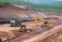 Thi công trên công trường gói thầu XL-04 cao tốc Phan Thiết - Dầu Giây (Ảnh: Vĩnh Phú)