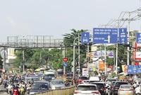 Quốc lộ 13 đoạn qua TP. Thủ Đức thường xuyên bị nghẽn giao thông. Ảnh: Lê Toàn
