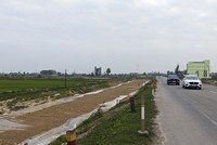 Một đoạn Quốc lộ 9 thi công dang dở.