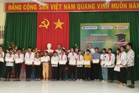 Bí thư Tỉnh ủy Phú Yên Phạm Đại Dương và Tổng biên tập Báo Đầu tư Lê Trọng Minh trao học bổng cho các em học sinh.