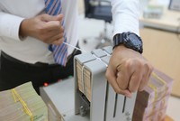 Nhiều ngân hàng hiện thừa vốn, nhưng không nới lỏng điều kiện cho vay