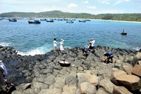 Sau khi bộ phim “Tôi thấy hoa vàng trên cỏ xanh” ra mắt, Phú Yên đã trở thành sự lựa chọn của nhiều du khách. Trong ảnh: Du khách tới thăm và chụp ảnh lưu niệm tại Ghềnh Đá Đĩa - điểm du lịch nổi tiếng tại Phú Yên.