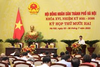 Giám đốc Sở Tài chính Nguyễn Xuân Lưu trình bày tờ trình tại kỳ họp.