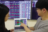 Thị trường chứng khoán các tháng gần đây đã ghi nhận sự hồi phục đáng kể ở các giao dịch thứ cấp. Ảnh: Đ.T