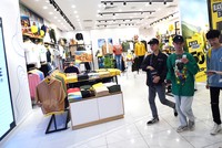 Thế hệ Gen Y và Gen Z đóng vai trò đáng kể trong việc tăng cường doanh số và lưu lượng ghé thăm các gian hàng. Ảnh: Dũng Minh 