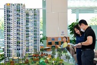 Khách hàng tham quan dự án Phú Đông Sky Garden. Ảnh: Trọng Tín 