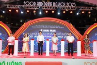 Các đại biểu cắt băng khai mạc hội chợ “Thực phẩm đồ uống - Food and Drink Hà Nội 2023”. Ảnh: Hoài Nam