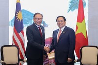 Thủ tướng Phạm Minh Chính gặp Thủ tướng Malaysia Anwar Ibrahim nhân dịp cùng dự Hội nghị Cấp cao ASEAN lần thứ 42 tại Labuan Bajo, Indonesia (Ảnh: Nhật Bắc)