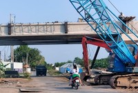 Hạng mục cầu Hòa Thành xây dựng vượt sông và tuyến đường ô tô về trung tâm xã Hòa Thành, Hòa Tân. Ảnh chụp chiều 24/2/2023 (Ảnh: Trần Nguyên, báo Cà Mau).