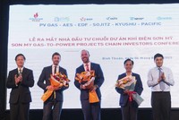 Tỉnh Bình Thuận tặng hoa cho các nhà đầu tư.