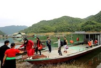 Du khách trải nghiệm tại bản Đá Bia, Đà Bắc, Hòa Bình. 