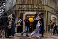 Người dân đi qua một cửa hàng trong trung tâm mua sắm cao cấp ở Hong Kong, Trung Quốc. Ảnh: Getty Images