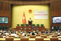 Bộ trưởng Bộ Tư pháp Lê Thành Long trả lời chất vấn. Ảnh: V.T