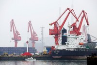 Một tàu chở dầu thô cập cảng Thanh Đảo, tỉnh Sơn Đông, Trung Quốc. Ảnh: Reuters