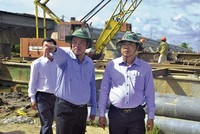 Lãnh đạo tỉnh Cà Mau kiểm tra tiến độ thi công công trình trọng điểm. Ảnh: Trúc Đào 