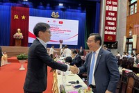 Bí thư Tỉnh ủy Long An Nguyễn Văn Được (bên phải) gặp gỡ nhà đầu tư bên lề Hội nghị xúc tiến đầu tư Nhật Bản năm 2023 tại Long An. Ảnh: Phạm Hằng