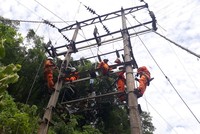 Điện lực Quan Hoá thuộc PC Thanh Hoá thực hiện di chuyển cầu dao phụ tải 