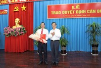 Bí thư Tỉnh ủy An Giang Lê Hồng Quang trao Quyết định và tặng hoa chúc mừng ông Thái Minh Hiển. Ảnh: angiang.gov.vn
