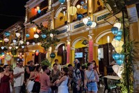 Khách du lịch đã đến phố cổ Hội An, Quảng Nam đông trở lại.